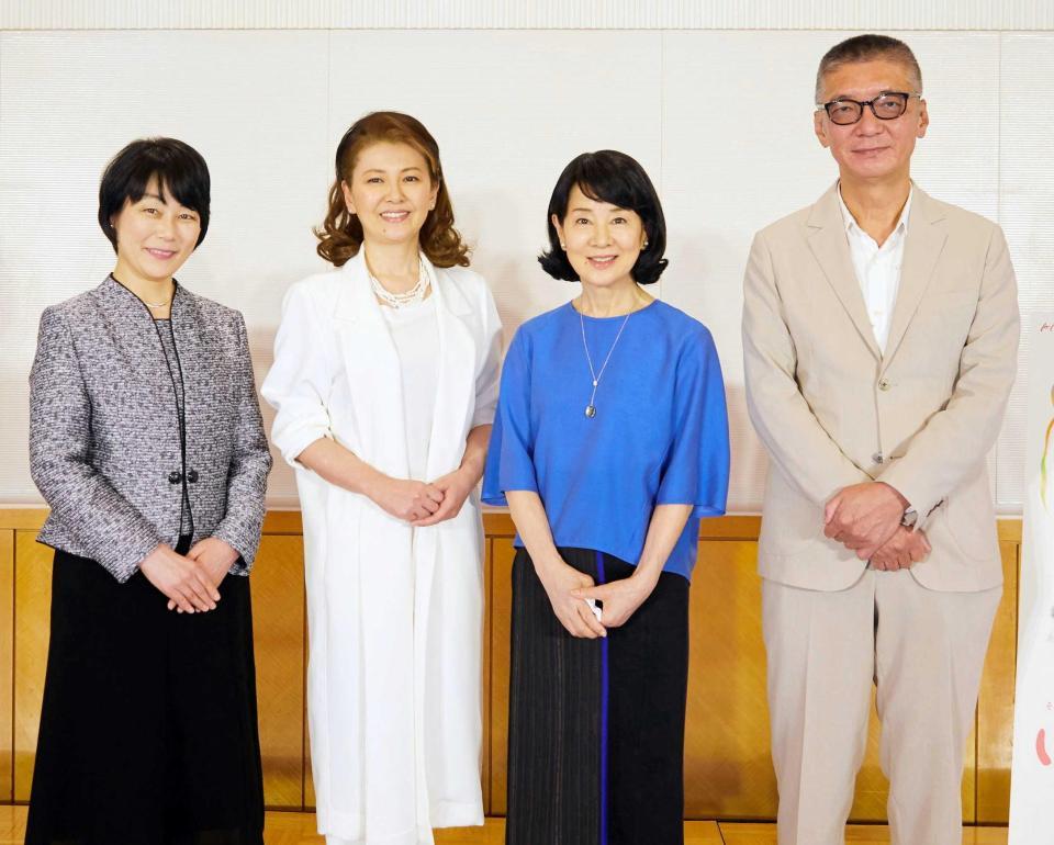 　合同会見に出席した（左から）原作の南杏子氏、南野陽子、吉永小百合、成島出監督　