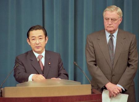 　１９９６年４月、米軍普天間飛行場の返還合意を発表する橋本龍太郎首相（左）とモンデール駐日米大使＝首相官邸