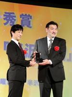 「デジタル・コンテンツ・オブ・ジ・イヤー’20／第26回ＡＭＤアワード」授賞式に出席した堺雅人（左）とＴＢＳ・福澤克雄氏