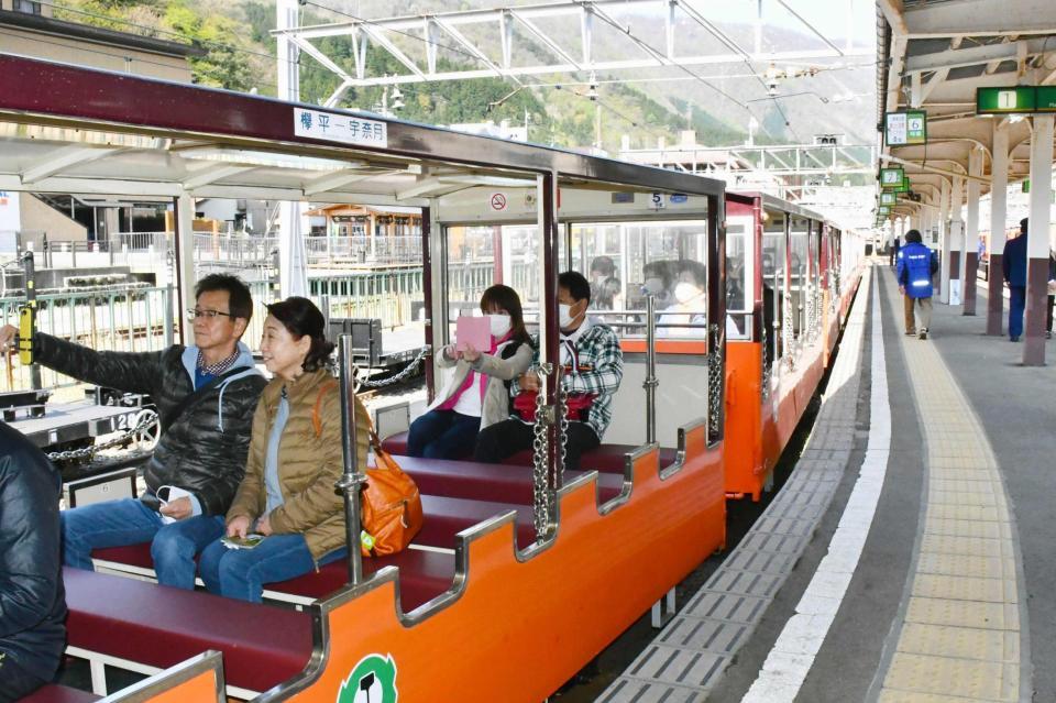 一部区間で運転を再開した黒部峡谷鉄道のトロッコ電車＝富山県黒部市の宇奈月駅