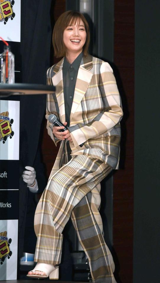 　製作総指揮を務めるゲームアプリを発表した本田翼＝東京・時事通信ホール（撮影・堀内翔）