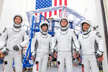 　クルードラゴン搭乗用の宇宙服を着た星出彰彦さん（右端）＝スペースＸ提供・共同