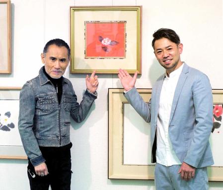 　ジャケット写真に決めた「絞り椿」を指さす片岡鶴太郎（左）と河口恭吾