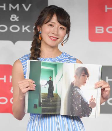 お気に入りの写真を披露する大島由香里＝東京・ＨＭＶ＆ＢＯＯＫＳ　ＳＨＩＢＵＹＡ（撮影・高石航平）