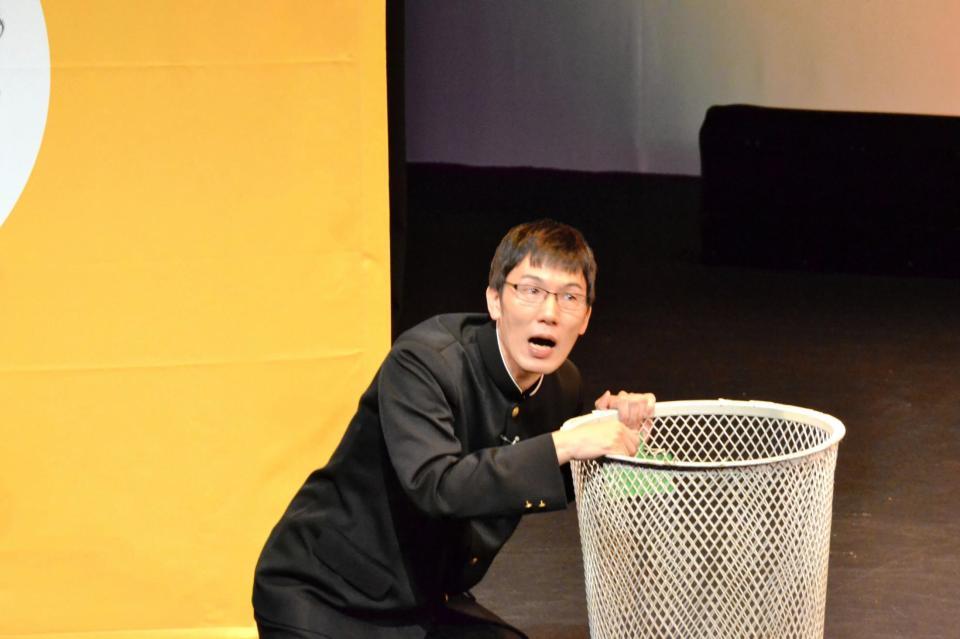 「１９周年記念ライブはさておき、コント座～其の参～２０周年記念ライブ」でコンとをするザ・プラン９の浅越ゴエ