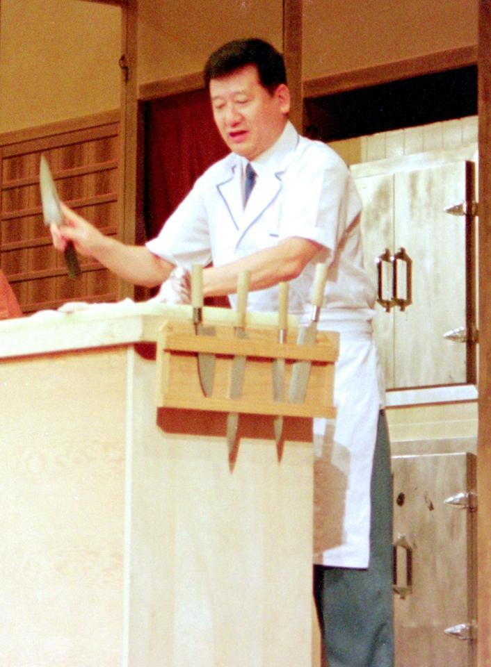 　包丁さばきを披露する神田川俊郎さん＝１９９５年８月