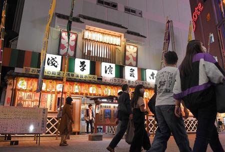 　緊急事態宣言を前に東京・浅草演芸ホールの前は多くの人が行き交っていた＝２４日夜（撮影・高石航平）
