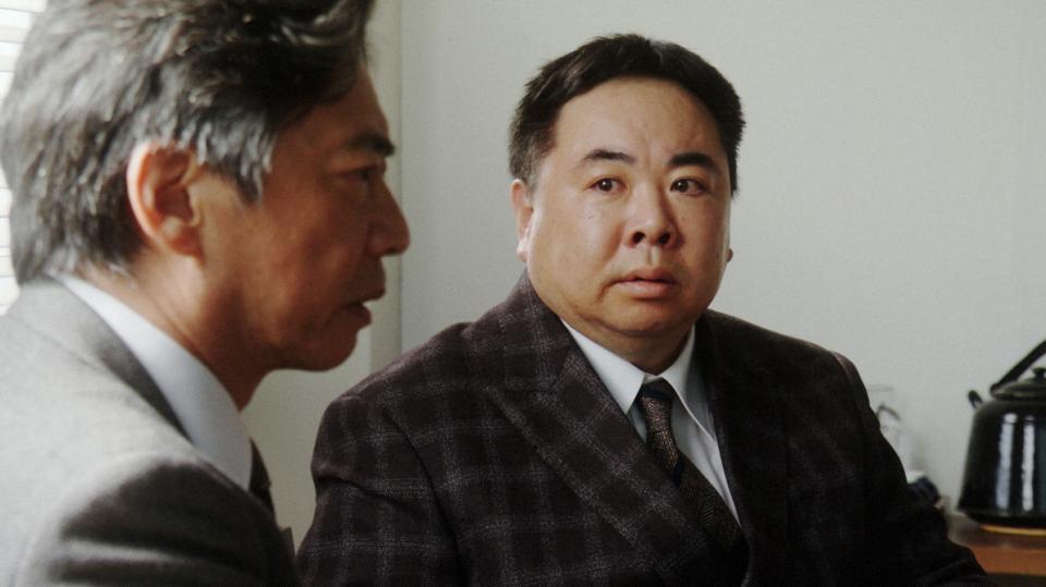 ラジオドラマについて議論する脚本家の長澤誠（生瀬勝久・左）と漫才師の花車当郎（塚地武雅）