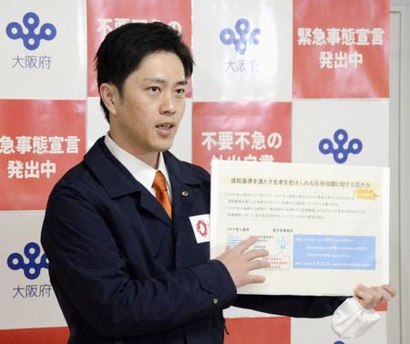 　取材に応じる大阪府の吉村洋文知事＝２６日午後、大阪市