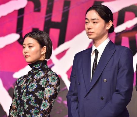 恋人役で共演する高畑充希（左）と菅田将暉＝東京・六本木（撮影・西岡正）