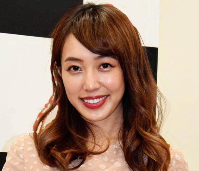 川崎希 娘が生後半年でグッチのレースドレス 夫アレクは １日４ ５回お着替え と明かす 芸能 デイリースポーツ Online