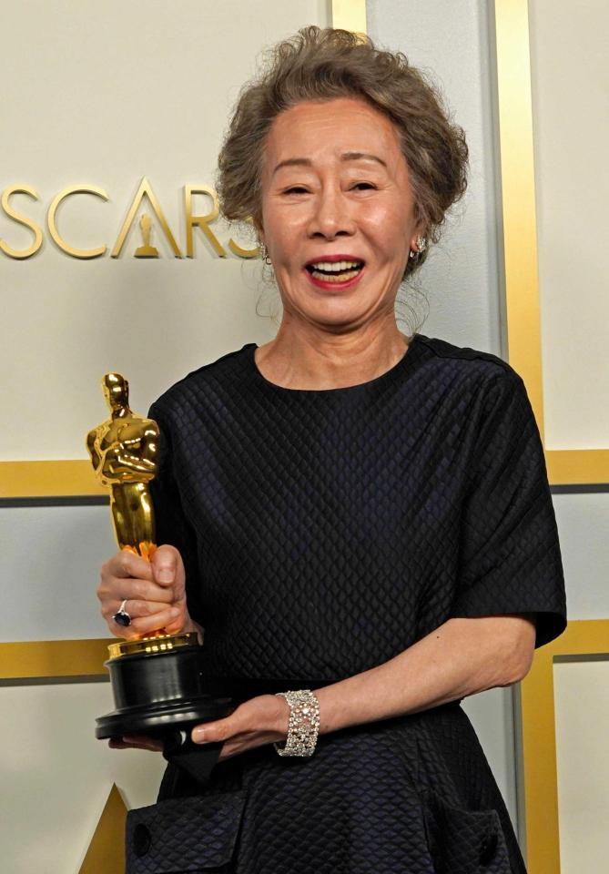 　助演女優賞を受賞した「ミナリ」のユン・ヨジョン＝米ロサンゼルス（ＡＰ＝共同）