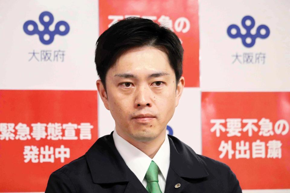 　囲み会見に応じた吉村洋文知事＝２７日、大阪府庁