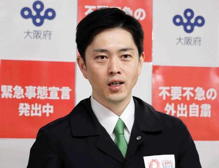 　囲み会見に応じた吉村洋文知事＝２７日、大阪府庁