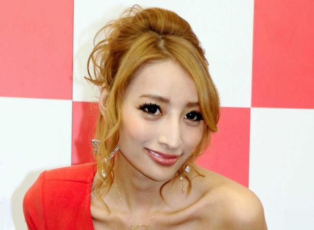 加藤紗里 娘が１歳に 金髪ツインテール ｆｅｎｄｉロゴ服で ママ１年頑張った と投稿 芸能 デイリースポーツ Online