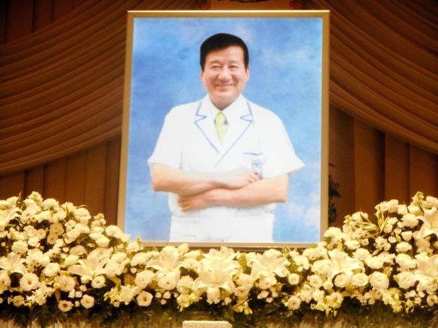 神田川俊郎さん、通夜しめやかに 遺影はおなじみの割烹着姿、腕を組み