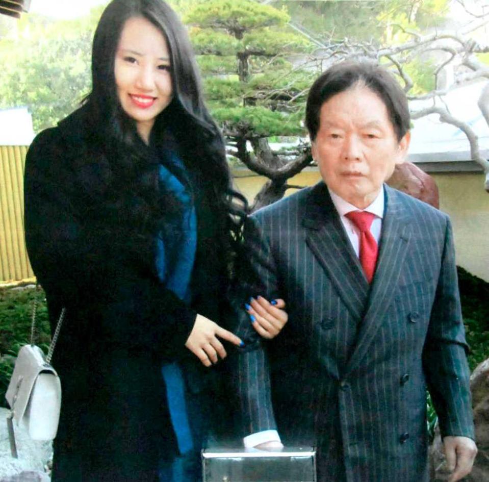 　野崎幸助さん（右）と元妻の須藤早貴容疑者＝２０１７年１２（ジャーナリストの吉田隆氏撮影）