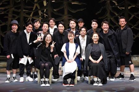 舞台「向こうの果て」のアフタートークに出席した（前列左から）竹田新、松本まりか、小泉今日子＝下北沢・本多劇場