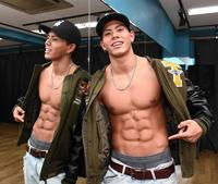 　自慢の肉体美をアピールするＮＡＯ（撮影・園田高夫）