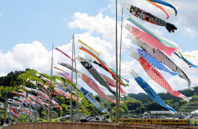 こいのぼり１４０匹悠々泳ぐ 鳥取県江府町 日野川の橋で願い込め 芸能 デイリースポーツ Online