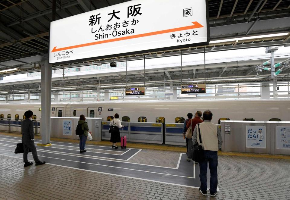 　ゴールデンウイーク最終日、人影まばらな新幹線ホーム＝ＪＲ新大阪駅
