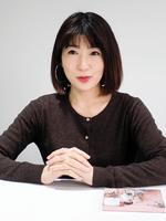 取材に答える小林香織＝東京・音羽