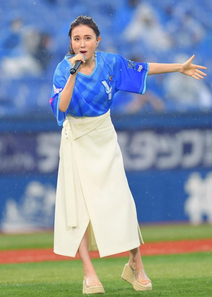 試合前セレモニーで熱唱するＭａｙ　Ｊ．＝横浜スタジアム（撮影・高石航平）