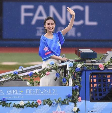 　笑顔で登場したＭａｙ　Ｊ．＝横浜スタジアム（撮影・金田祐二）