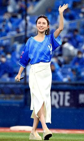 　笑顔でスタンドに手を振るＭａｙ　Ｊ．＝横浜スタジアム（撮影・飯室逸平）  