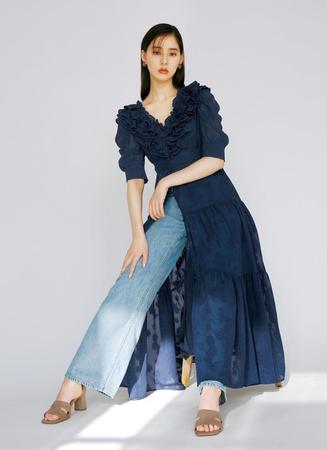 　ファッション雑誌とコラボしたドレスを発売する新木優子