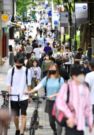 　緊急事態宣言延長が決まって初めての週末を迎えた東京・表参道。大勢の買い物客らの姿が見られた