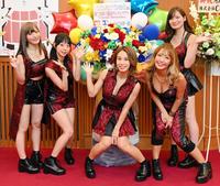 　ワンマンライブツアーの初日公演を行った「ｓｈｅｒｂｅｔ」の（左から）河路由希子、青山ひかる、犬童美乃梨、橋本梨菜、清瀬汐希＝東京・新宿文化センター