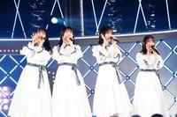 満面の笑みで歌唱する乃木坂46の（左から）大園桃子、久保史緒里、山下美月、与田祐希＝千葉・幕張メッセ