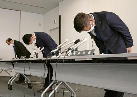 　記者会見の最後に謝罪する、愛知県西尾市の（手前から）近藤芳英副市長、中村健市長ら＝11日午後、西尾市役所