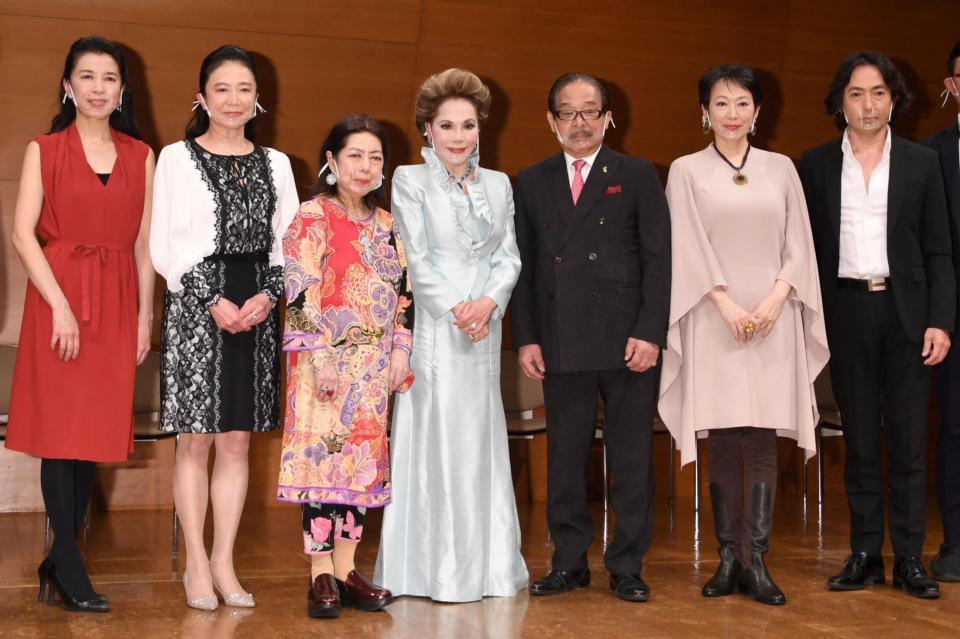 記者会見に出席した（左から）川井郁子氏、中丸三千繪氏、佐藤陽子氏、デヴィ夫人、アントニオ古賀氏、熊本マリ氏、秋川雅史＝東京・けやきホール（撮影・棚橋慶太）