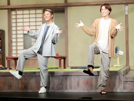 　舞台「ッぱち！」のゲネプロ後のフォトセッションでポーズを取る越岡裕貴（右）と室龍太