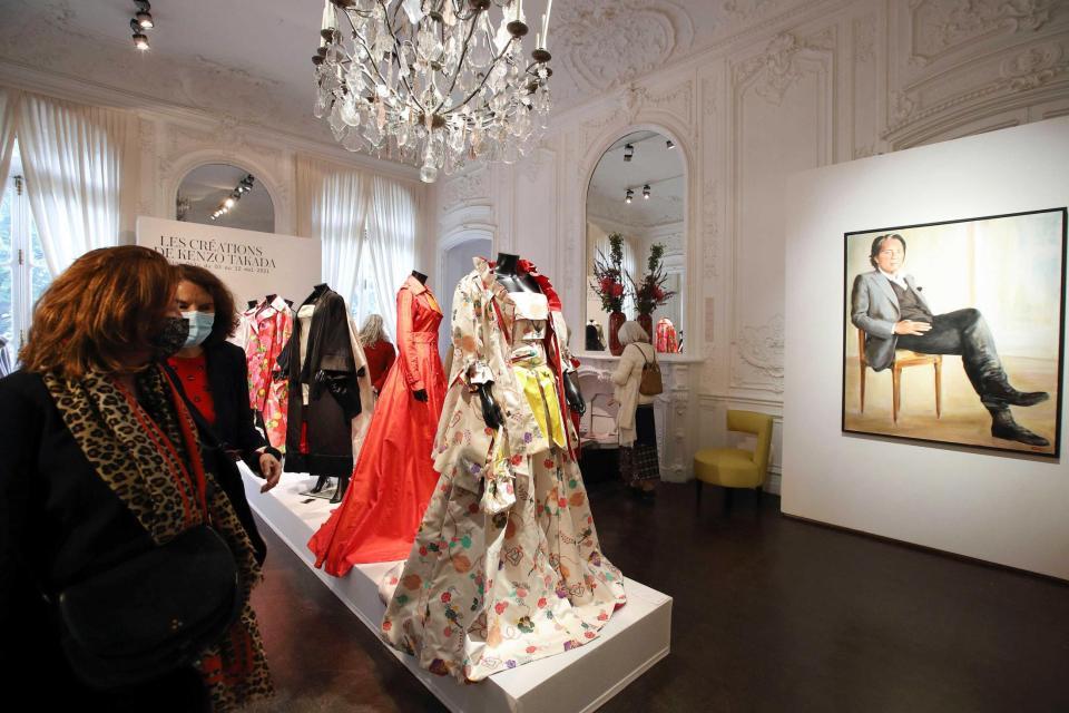 　パリの競売会社アールキュリアルで、オンラインオークションにかけられた高田賢三さん創作のドレスなどを見る女性ら（共同）