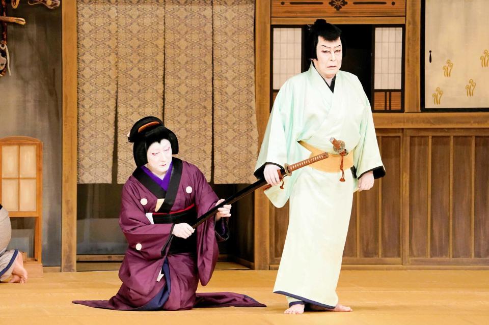 　女房おかるを演じる中村時蔵（左）と早野勘平を演じる尾上菊五郎（Ｃ）松竹