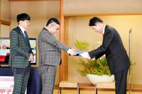 「Ｉｋｅｎｏｂｏ　花の甲子園２０２１」アンバサダーに就任し、池坊華道会・池坊雅史事務総長（右）から任命書を送られたミキ・亜生（左）、昂生　　