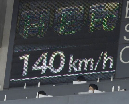ティモンディ・高岸宏行の始球式の球速を表示したネット裏の掲示板（撮影・開出牧）