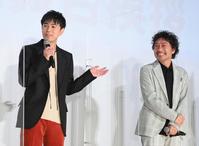 映画「くれなずめ」公開記念舞台あいさつに登場した成田凌。右はサプライズゲストのトータス松本＝東京・新宿のテアトル新宿（撮影・堀内翔）