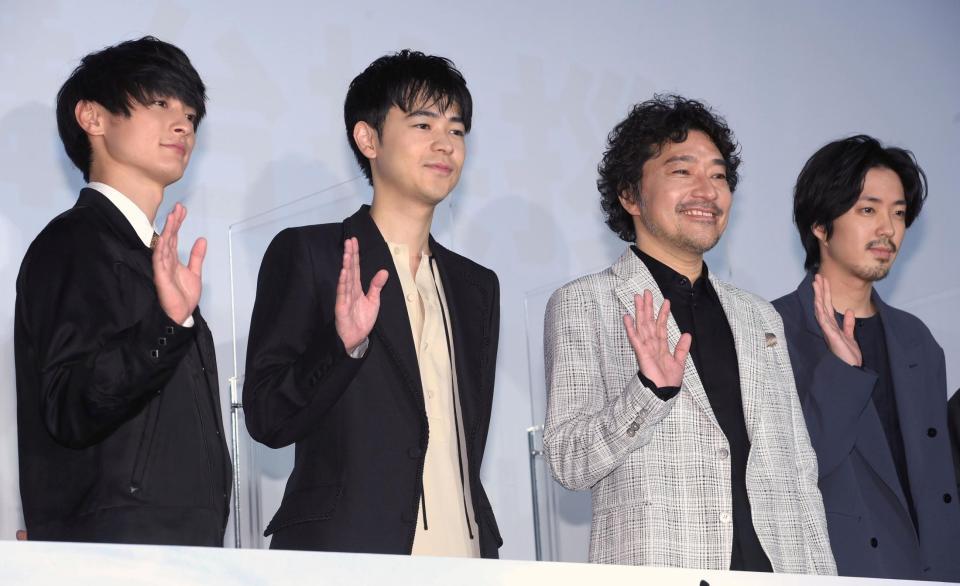 映画「くれなずめ」公開記念舞台あいさつに登場した（左から）高良健吾、成田凌、サプライズゲストのトータス松本、若葉竜也＝東京・新宿のテアトル新宿（撮影・堀内翔）