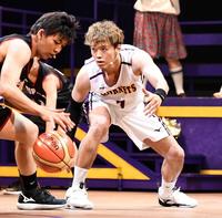 　バスケットボール選手として活躍する１７歳のマイクを演じる＝東京建物ブリリアホール（撮影・園田高夫）   
