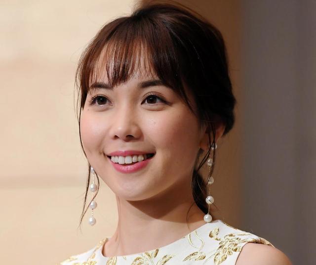 u*5様 フリーアナウンサー ヒロド歩美直筆サイン入りボール ヒロド歩美アナ 短パンを下からあおり狙い通り伸びやか美脚「脚、なが