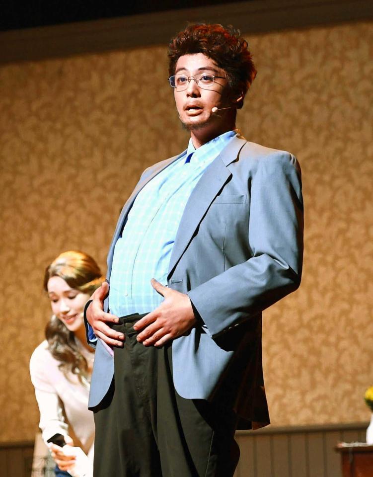 　さえない姿の３５歳のマイクを演じる竹内涼真＝東京建物ブリリアホール（撮影・園田高夫）  