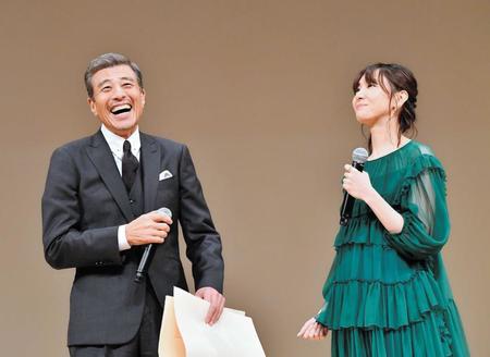 ２０１９年２月、「ブルーリボン賞」授賞式で談笑する新垣結衣（右）と舘ひろし