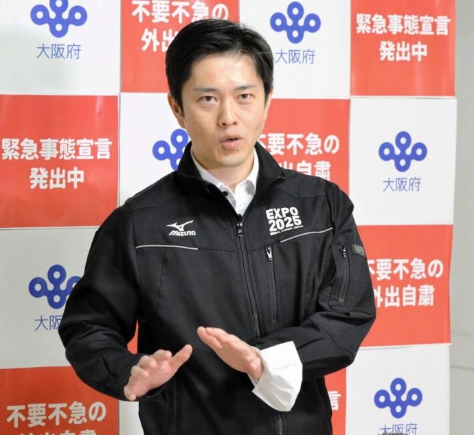 　囲み取材で話す吉村洋文大阪府知事＝２０日、大阪府庁