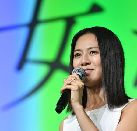 涙をこらえながら、あいさつする篠原ゆき子＝東京・よしもと有楽町シアター（撮影・西岡正）