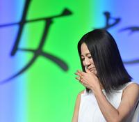 締めのあいさつで感極まる篠原ゆき子＝東京・よしもと有楽町シアター（撮影・西岡正）