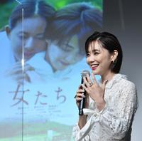 撮影時のエピソードを笑顔で話す倉科カナ＝東京・よしもと有楽町シアター（撮影・西岡正）